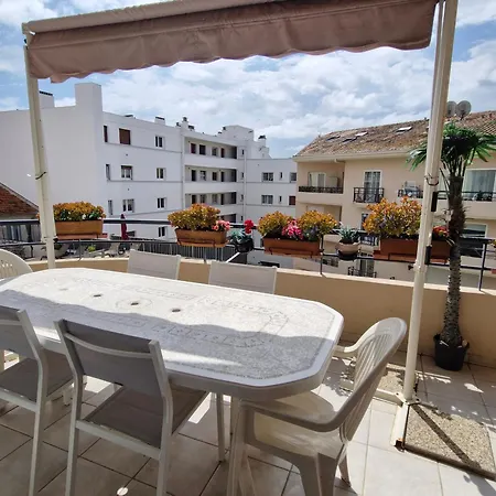 Climatisé 5 Pièces Avec Terrasse Et Parking En Centre-ville De - Fr-1-780-30