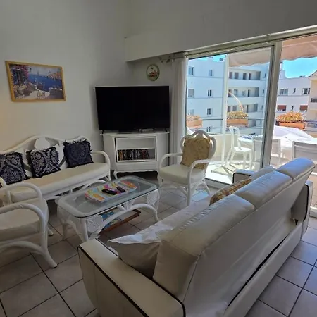 Climatisé 5 Pièces Avec Terrasse Et Parking En Centre-ville De - Fr-1-780-30 * Sainte-Maxime