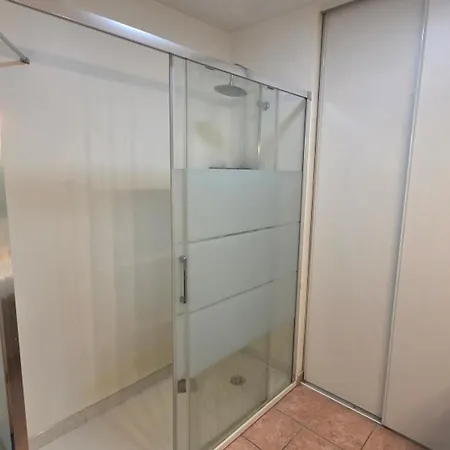 Climatisé 5 Pièces Avec Terrasse Et Parking En Centre-ville De - Fr-1-780-30 Apartamento Sainte-Maxime