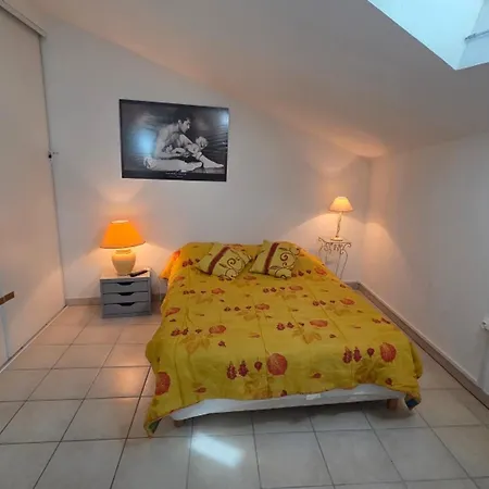 Climatisé 5 Pièces Avec Terrasse Et Parking En Centre-ville De - Fr-1-780-30 Sainte-Maxime