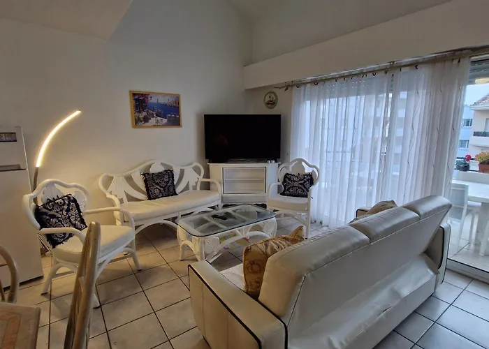 5 Pieces Climatise Avec Terrasse Et Parking A - Fr-1-780-30 Apartment *